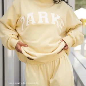Sudadera Varsity de cuello alto amarillo pastel con letras blancas