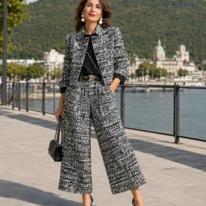 Conjunto de mujer en tweed con chaqueta corta y pantalón ancho
