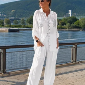 Conjunto de mujer con blusa fluida y detalles de lentejuelas