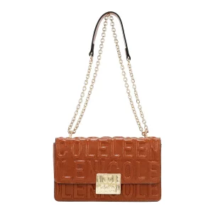 BOLSO DE HOMBRO CON CADENA Y LOGO EN RELIEVE (MARRON)