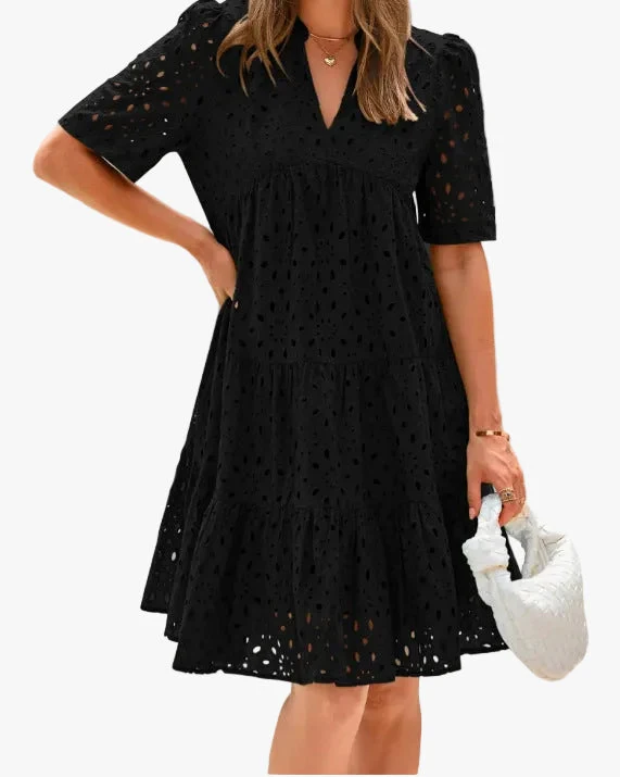 Vestido corto informal de tejido calado con escote en V abierto y falda por niveles para mujer